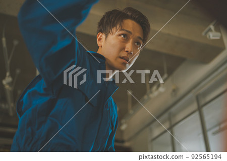 工作服的男工人 92565194