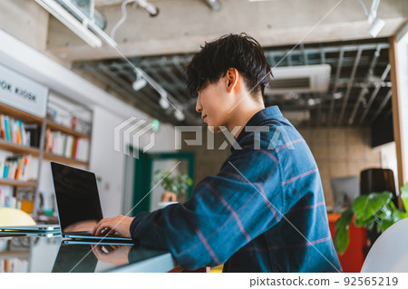 年輕人和筆記本電腦 92565219