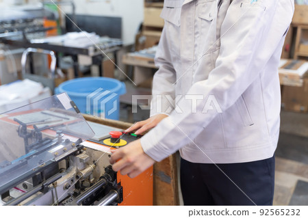 在工廠工作的人的通用圖像 92565232