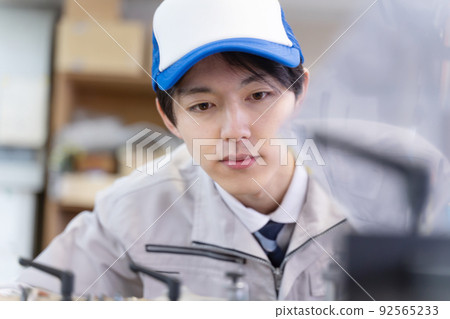 在工廠工作的人的通用圖像 92565233