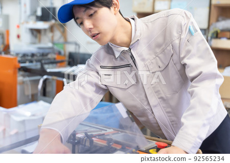 在工廠工作的人的通用圖像 92565234