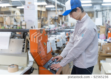 General-purpose image of a man working in a factory 92565236