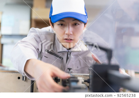 在工廠工作的人的通用圖像 92565238