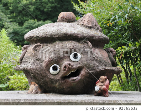 Morinji Temple in Bunbuku Chagama Tanuki Figurine Morinji Temple in Bunbuku Chagama Tanuki Figurine 92565632