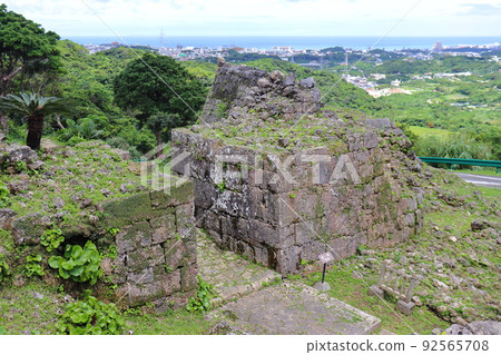 中城城的正門和街景 92565708