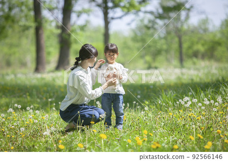 Parents and children playing in the spring field 92566146