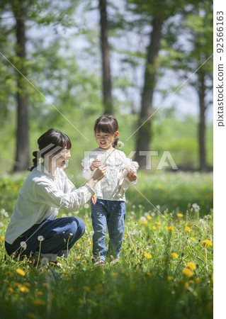 父母和孩子在春田玩耍 父母和孩子在春田玩耍 92566163