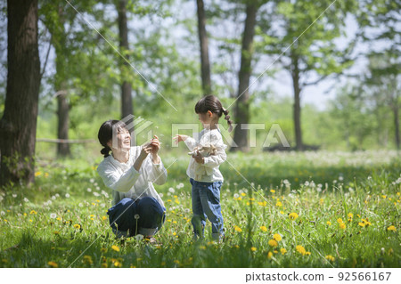 父母和孩子在春田玩耍 父母和孩子在春田玩耍 92566167