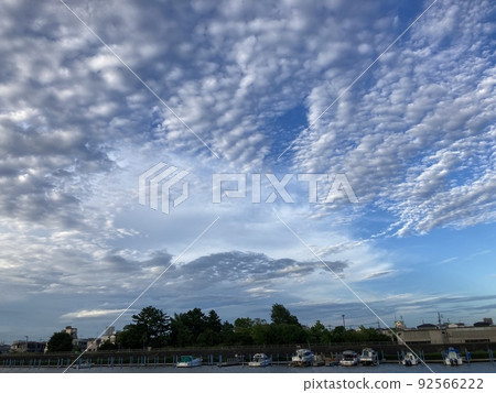 美麗的雲形狀似乎聚集在某物中 92566222