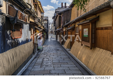 Kyoto Gion Shirakawa cut through cityscape 92566767