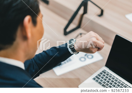 看手錶的商務人士 92567233