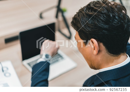 看手錶的商務人士 92567235