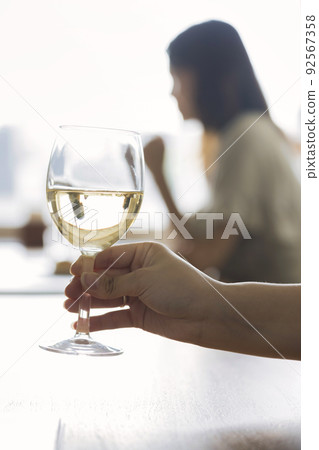 婦女在餐館喝酒 婦女在餐館喝酒 92567358