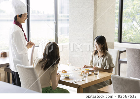 廚師在餐廳向顧客解釋食物 92567632