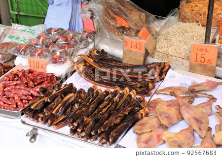 香港德輔道西出售的鴨肉和乾肉。 92567683