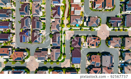 安裝了太陽能電池板的住宅區,沒有電線桿的住宅區的鳥瞰圖 安裝了太陽能電池板的住宅區,沒有電線桿的住宅區的鳥瞰圖 92567737