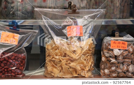 香港德輔道西一家乾糧店出售的魚翅（中）。 92567764