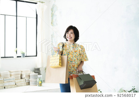 婦女購物購物微笑 婦女購物購物微笑 92568017