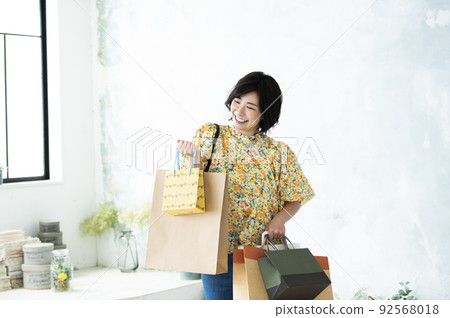 婦女購物購物微笑 92568018