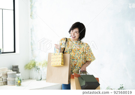 婦女購物購物微笑 婦女購物購物微笑 92568019