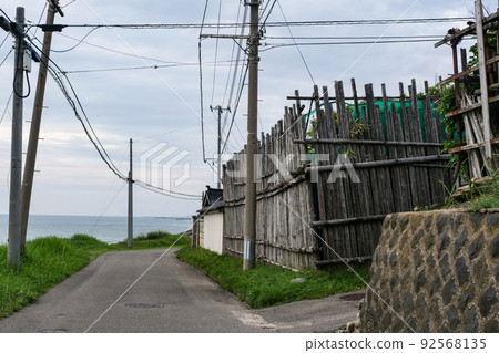 Photo scenery Tomaya overlooking the Sea of Japan Tomaya with a tiled roof peculiar to the Sea of Japan Photo scenery Tomaya overlooking the Sea of Japan Tomaya with a tiled roof peculiar to the Sea of Japan 92568135