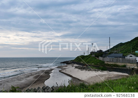 Photo: Seaside scenery The sad seaside of the Sea of Japan drifting and littering Photo: Seaside scenery The sad seaside of the Sea of Japan drifting and littering 92568138