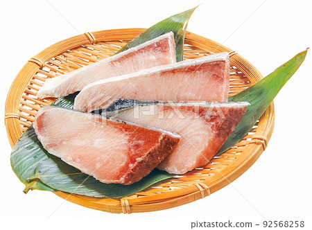 4 slices of yellowtail fillet in a colander 4 slices of yellowtail fillet in a colander 92568258