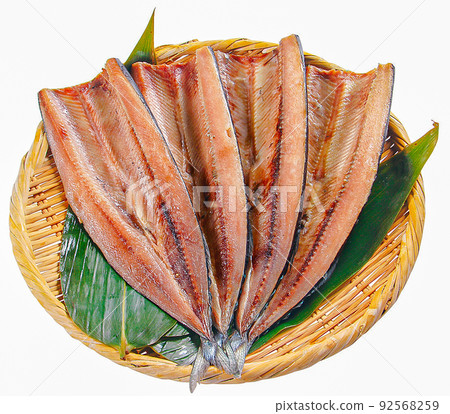 4 條帶開口漏勺的秋刀魚乾 4 條帶開口漏勺的秋刀魚乾 92568259