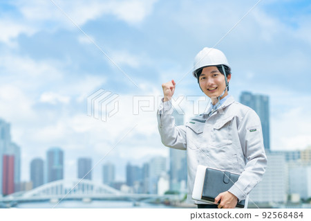工程師做膽量姿勢在戶外工作 工程師做膽量姿勢在戶外工作 92568484