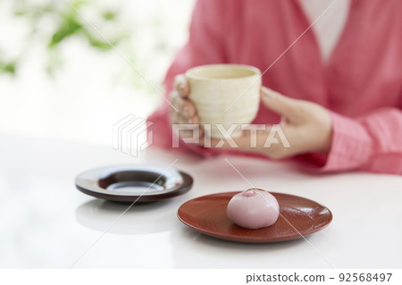 Hands of middle-aged women eating Japanese sweets Hands of middle-aged women eating Japanese sweets 92568497