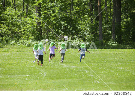 孩子們抓蟲子 孩子們抓蟲子 92568542