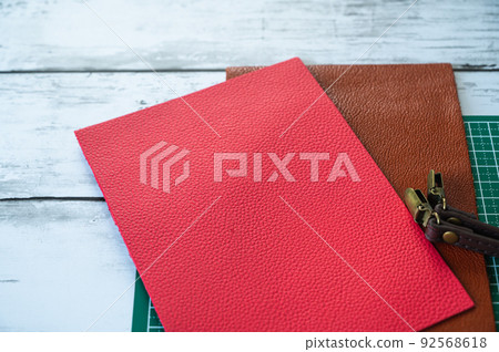 Leather craft drink holder making 92568618