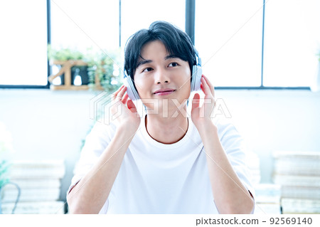 年輕人用耳機聽音樂 92569140