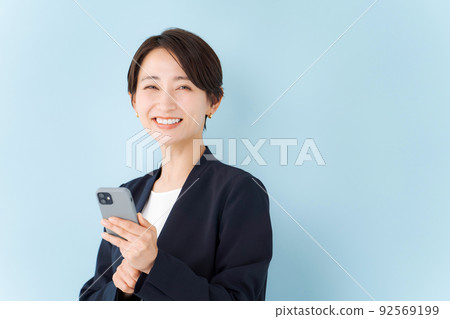 操作智能手機的女人 操作智能手機的女人 92569199
