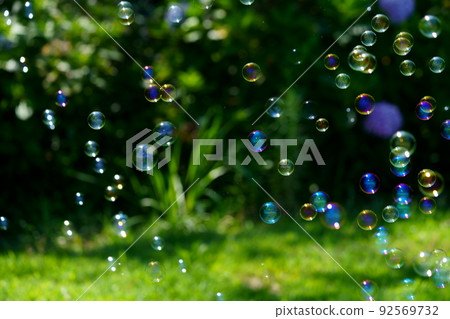 陰影背景肥皂泡戲 92569732