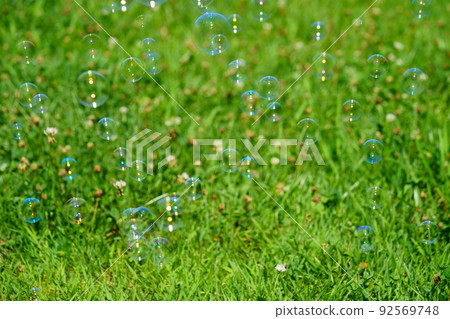 肥皂泡在綠草上玩耍 92569748