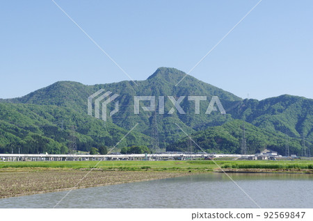 福井縣越前市日野山腳下的北陸新幹線 福井縣越前市日野山腳下的北陸新幹線 92569847