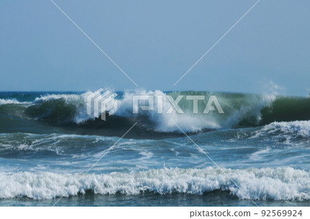白浪拍打在波濤洶湧的海面上 92569924