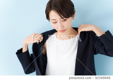 一個穿夾克的女人 92569948