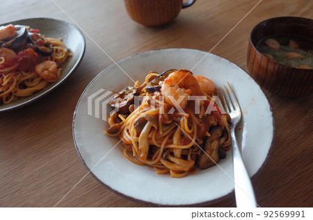 蝦和茄子番茄意大利面 92569991