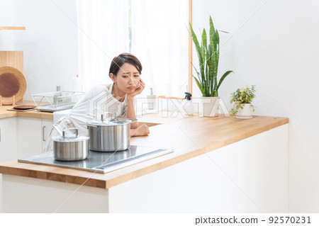 Middle-aged women who are troublesome to cook (housework, housework, self-catering, kitchen) 92570231