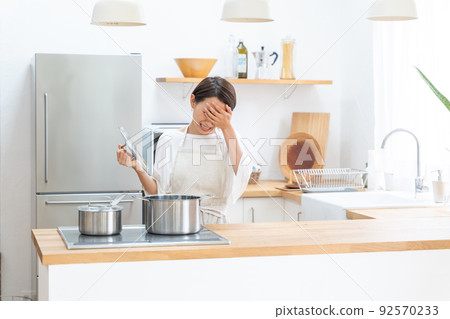 Middle-aged women who failed to cook (housework, housework, self-catering, kitchen) Middle-aged women who failed to cook (housework, housework, self-catering, kitchen) 92570233