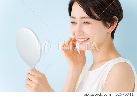 做皮膚護理的婦女藍背 92570311