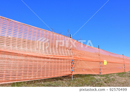 橙色板通往藍藍的天空 92570499