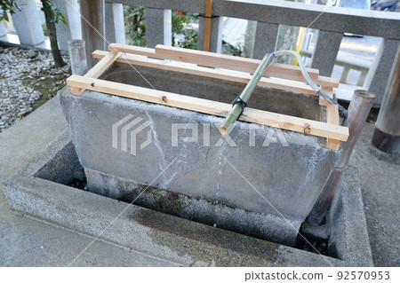 Hand water place where water flows Hand water place where water flows 92570953