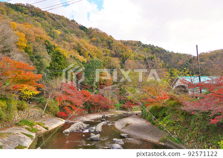 A view of the autumn leaves of Kyoto Yase on the bridge of the Takano River-near Eizan Electric Railway Yase-Hieizanguchi Station 92571122