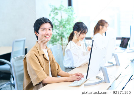 Computer engineer apparel creator training 3D college student student student youth Computer engineer apparel creator training 3D college student student student youth 92571190