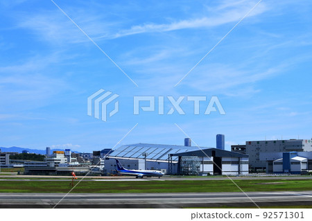 大阪國際機場,一架客機起飛和降落 大阪國際機場,一架客機起飛和降落 92571301