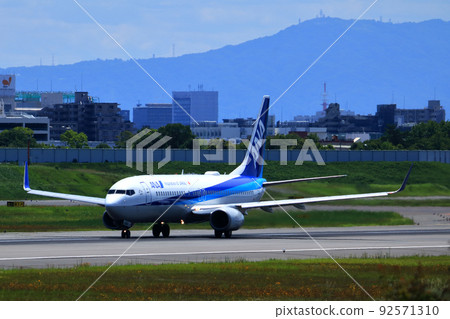 大阪國際機場,一架客機起飛和降落 大阪國際機場,一架客機起飛和降落 92571310