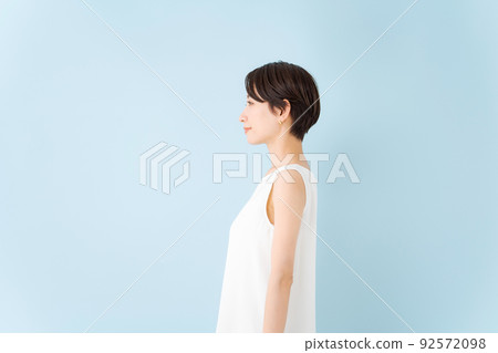 Portrait of a short-haired woman 92572098